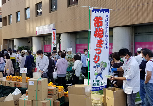 『市場まつり』でにぎわう様子